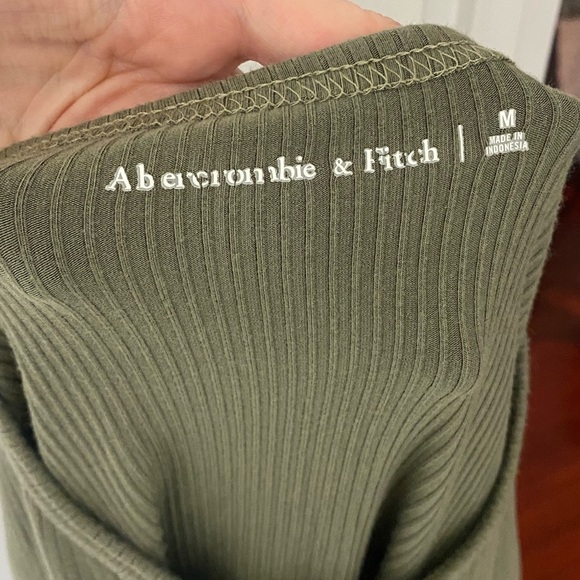 Abercrombie & Fitch olive green long sleeve ribbed crop top​ - Picture 4 of 5